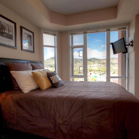 Sunset Waterfront Resort By Discover Kelowna Resort Accommodations Esterno foto