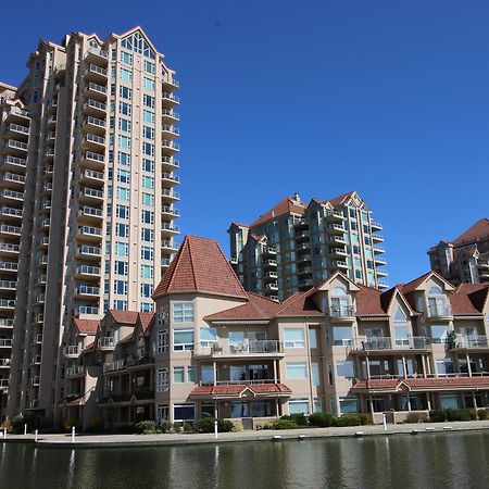 Sunset Waterfront Resort By Discover Kelowna Resort Accommodations Esterno foto
