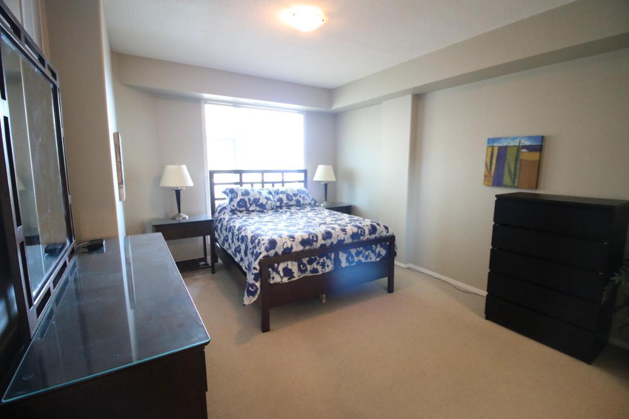 Sunset Waterfront Resort By Discover Kelowna Resort Accommodations Esterno foto