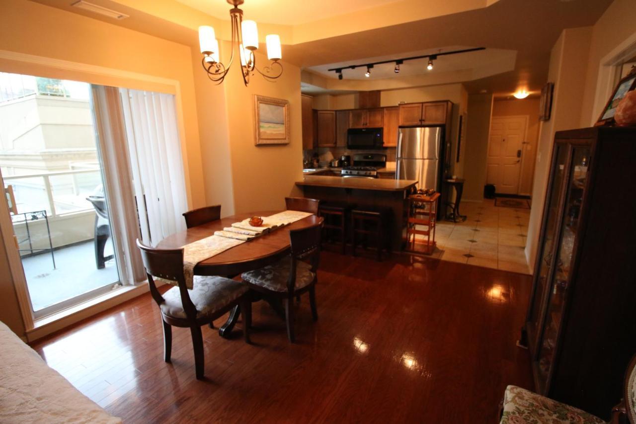 Sunset Waterfront Resort By Discover Kelowna Resort Accommodations Esterno foto