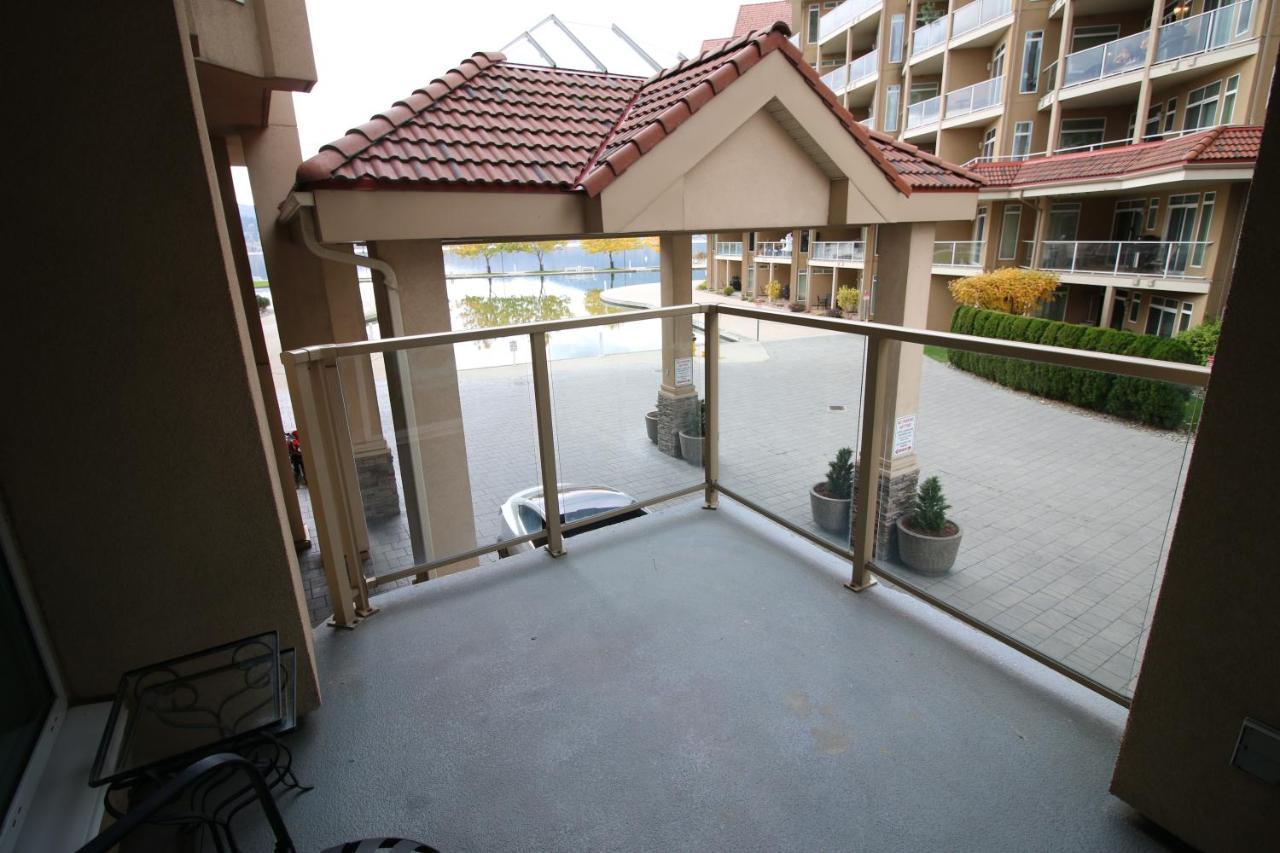 Sunset Waterfront Resort By Discover Kelowna Resort Accommodations Esterno foto