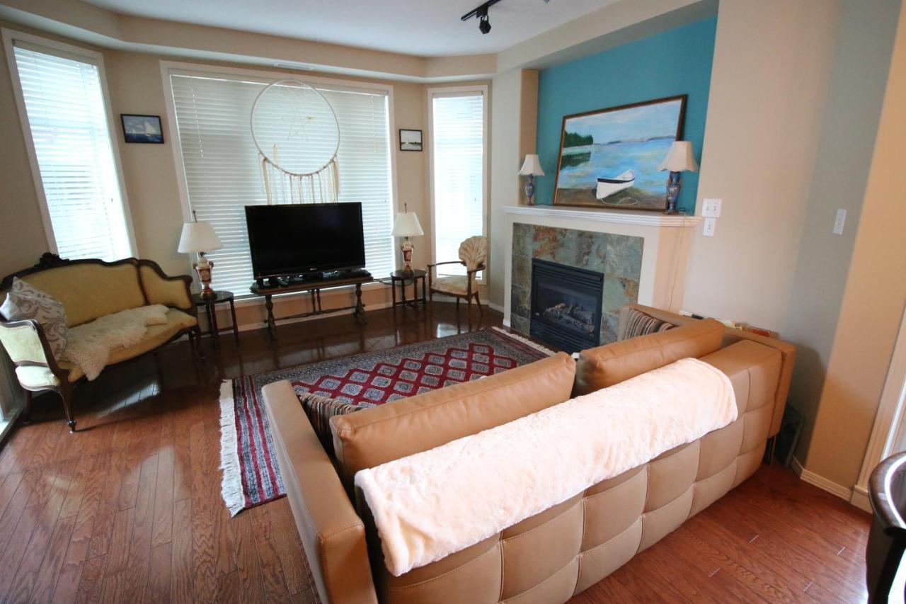 Sunset Waterfront Resort By Discover Kelowna Resort Accommodations Esterno foto