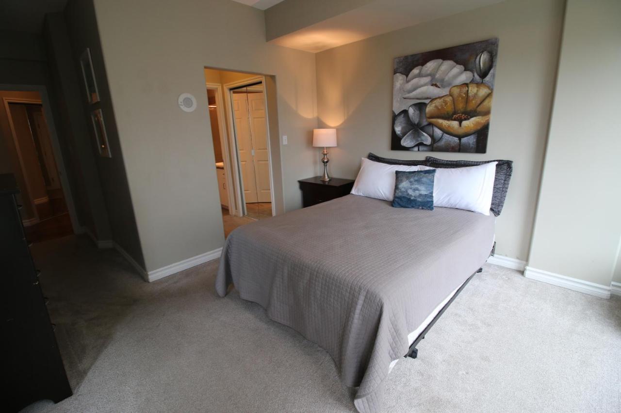Sunset Waterfront Resort By Discover Kelowna Resort Accommodations Esterno foto
