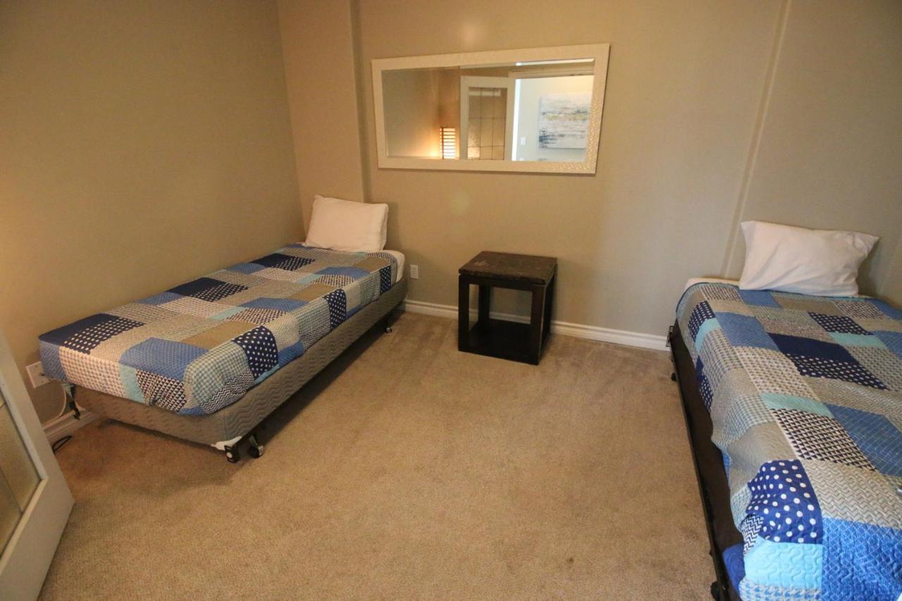 Sunset Waterfront Resort By Discover Kelowna Resort Accommodations Esterno foto