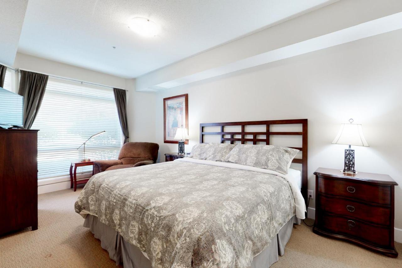 Sunset Waterfront Resort By Discover Kelowna Resort Accommodations Esterno foto