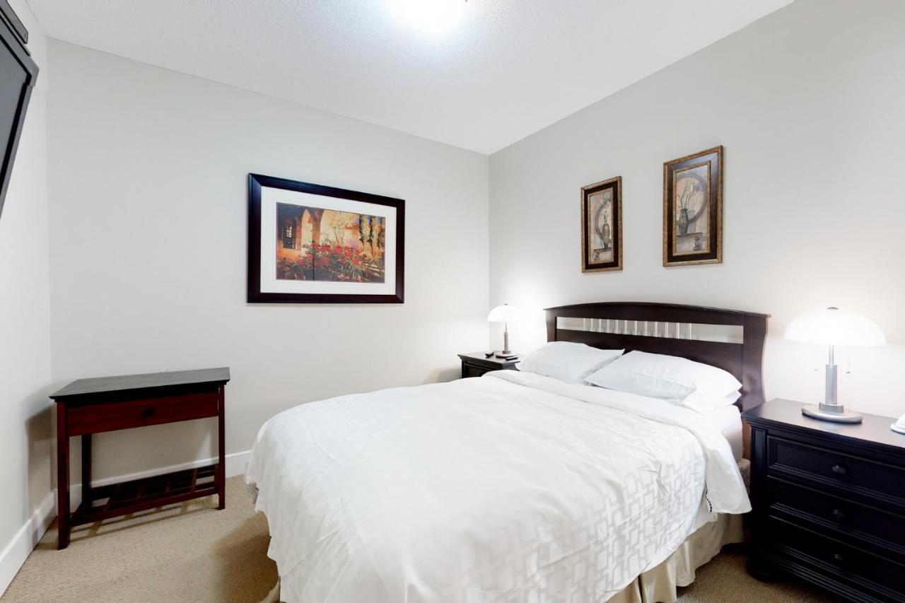 Sunset Waterfront Resort By Discover Kelowna Resort Accommodations Esterno foto