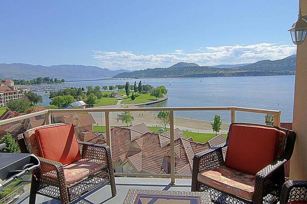 Sunset Waterfront Resort By Discover Kelowna Resort Accommodations Esterno foto