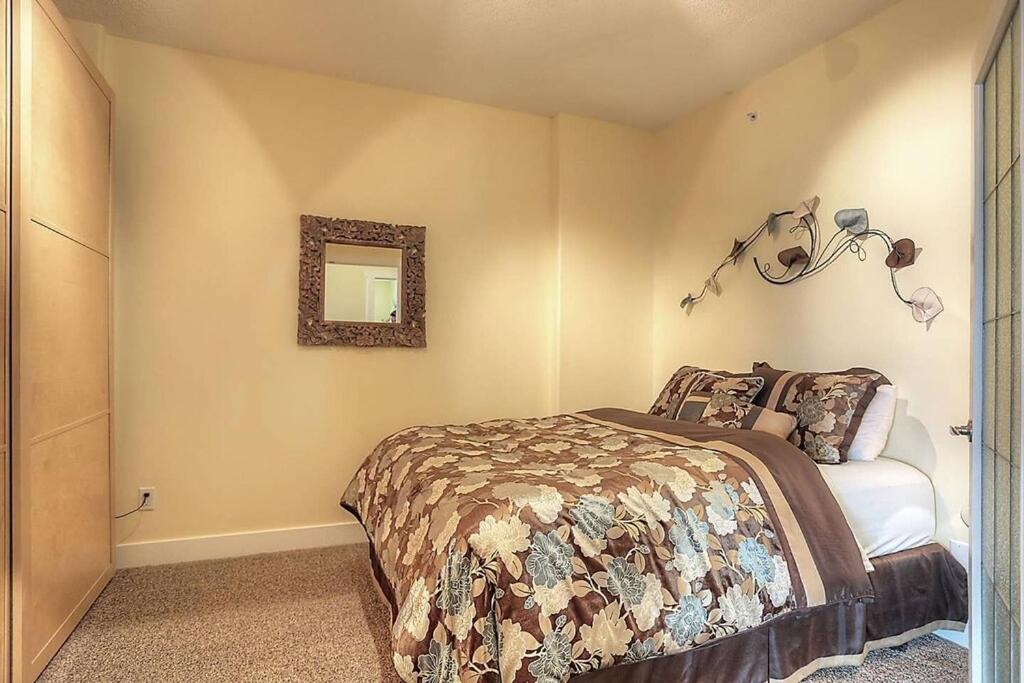 Sunset Waterfront Resort By Discover Kelowna Resort Accommodations Esterno foto