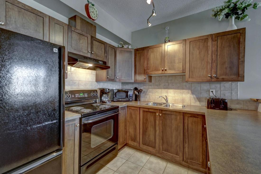 Sunset Waterfront Resort By Discover Kelowna Resort Accommodations Esterno foto