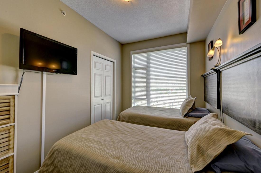 Sunset Waterfront Resort By Discover Kelowna Resort Accommodations Esterno foto