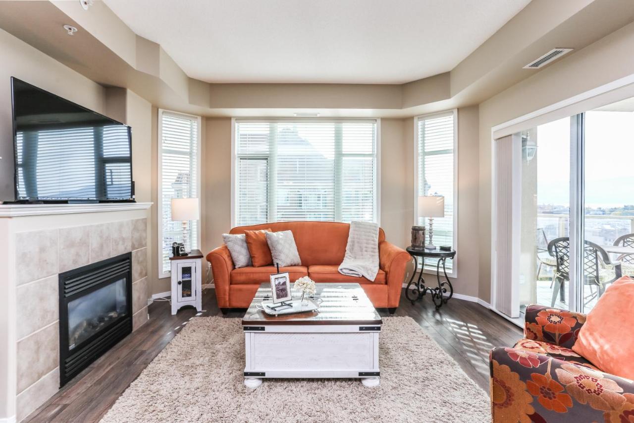 Sunset Waterfront Resort By Discover Kelowna Resort Accommodations Esterno foto