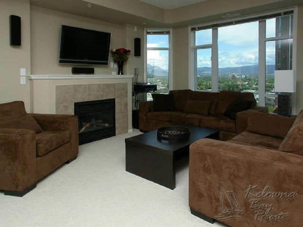 Sunset Waterfront Resort By Discover Kelowna Resort Accommodations Esterno foto