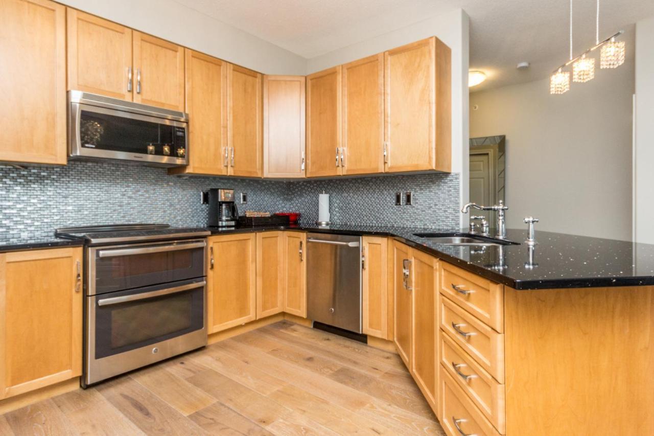 Sunset Waterfront Resort By Discover Kelowna Resort Accommodations Esterno foto