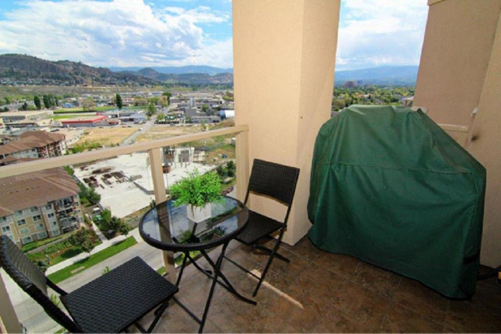 Sunset Waterfront Resort By Discover Kelowna Resort Accommodations Esterno foto