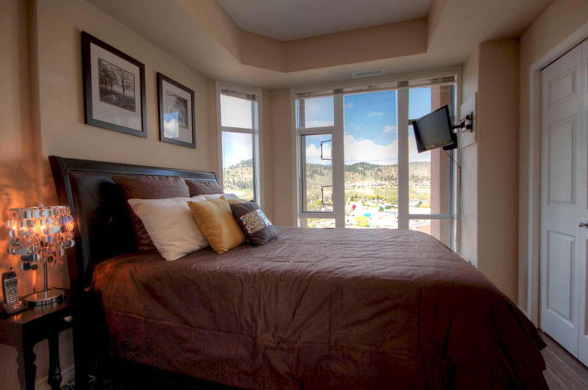 Sunset Waterfront Resort By Discover Kelowna Resort Accommodations Esterno foto