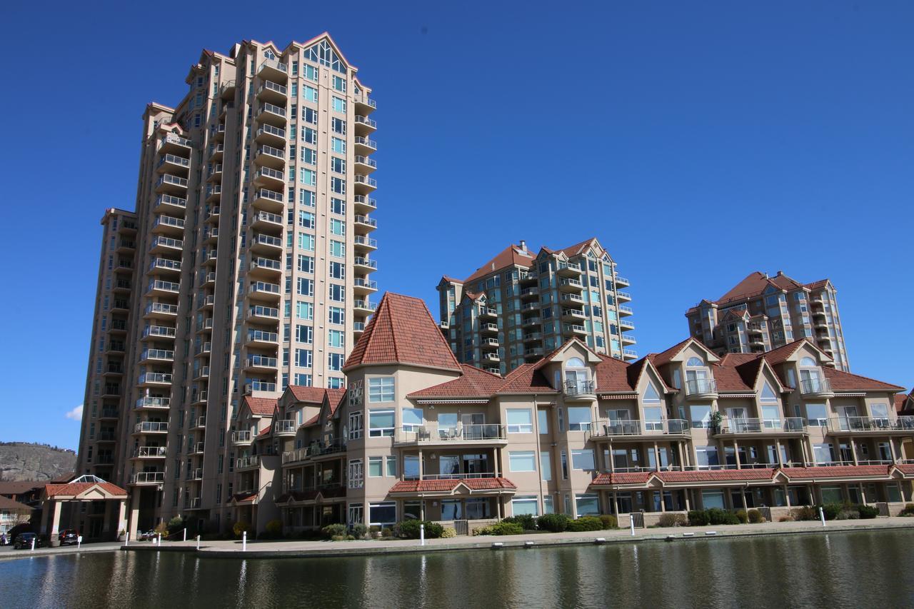 Sunset Waterfront Resort By Discover Kelowna Resort Accommodations Esterno foto