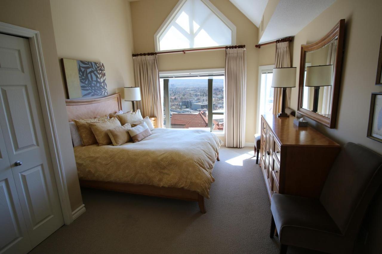 Sunset Waterfront Resort By Discover Kelowna Resort Accommodations Esterno foto