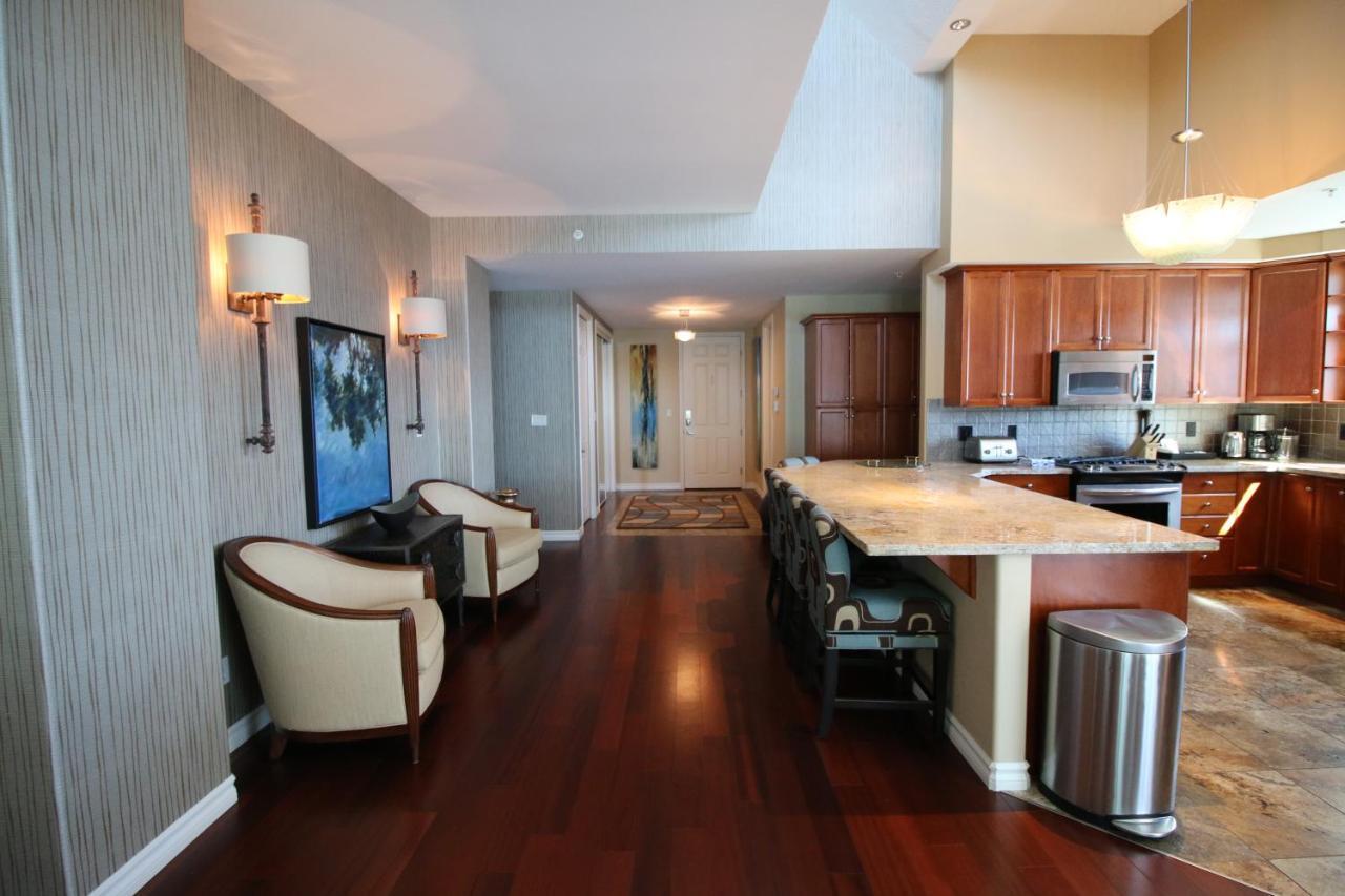 Sunset Waterfront Resort By Discover Kelowna Resort Accommodations Esterno foto