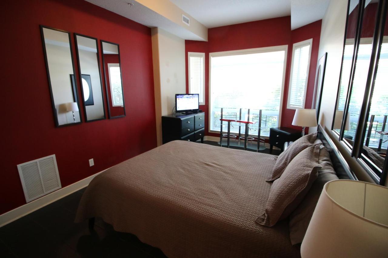 Sunset Waterfront Resort By Discover Kelowna Resort Accommodations Esterno foto