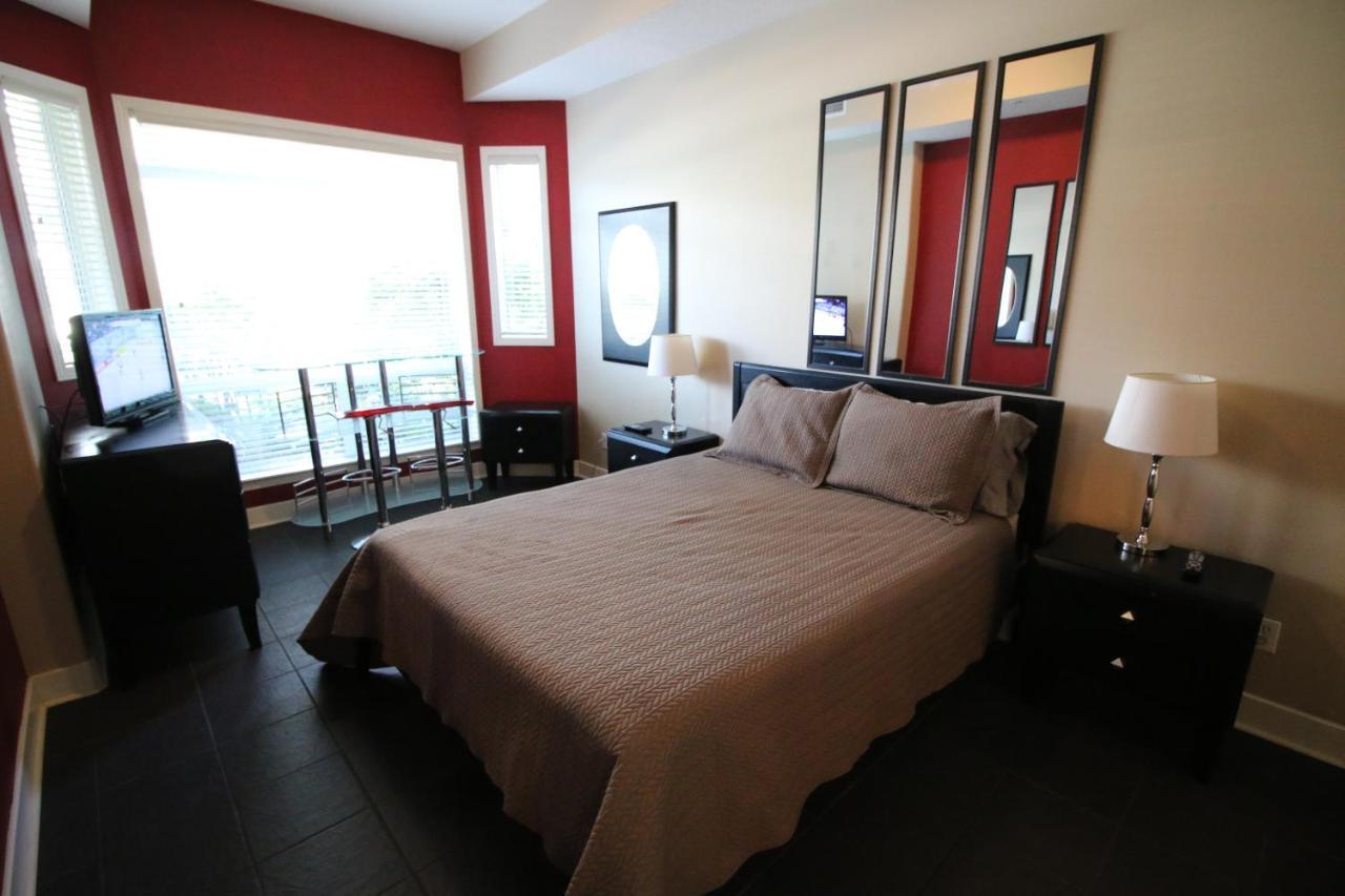 Sunset Waterfront Resort By Discover Kelowna Resort Accommodations Esterno foto