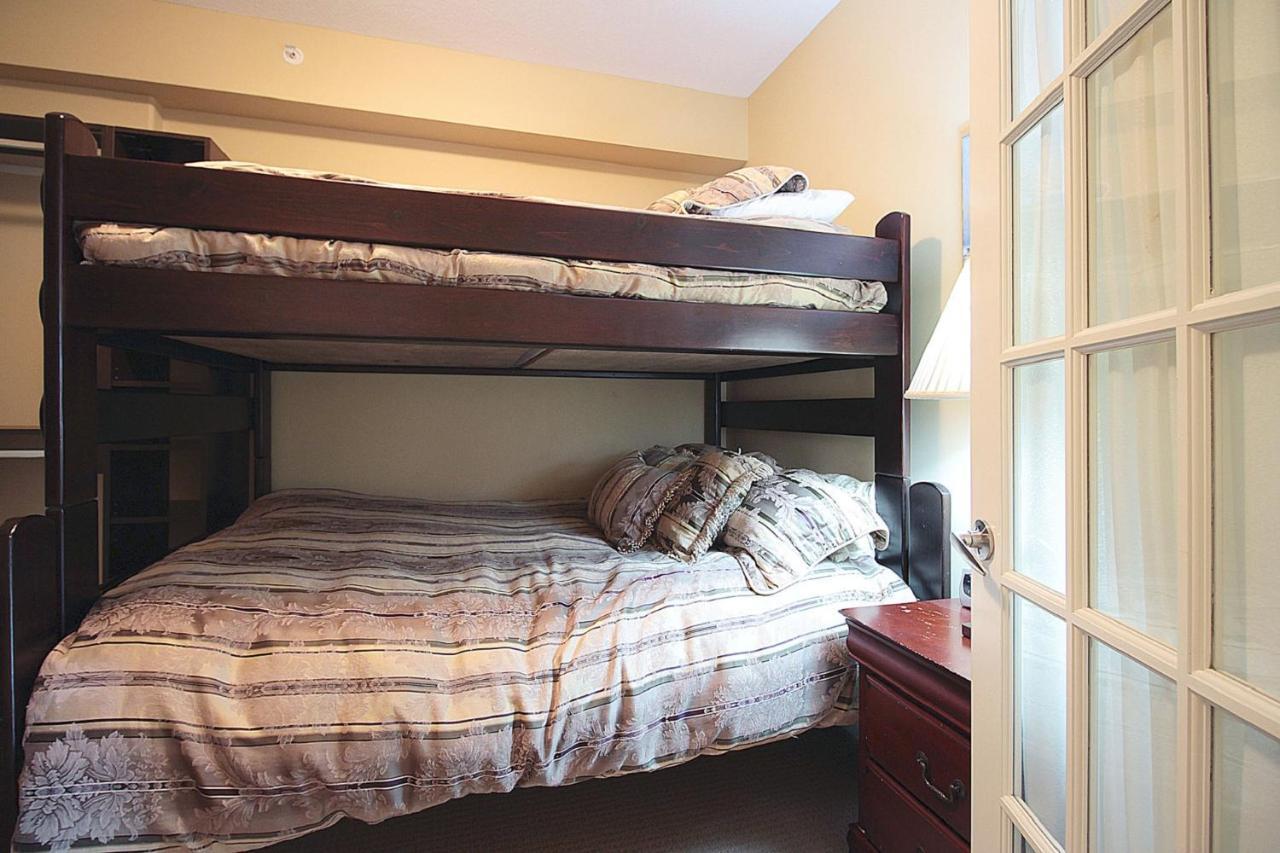 Sunset Waterfront Resort By Discover Kelowna Resort Accommodations Esterno foto