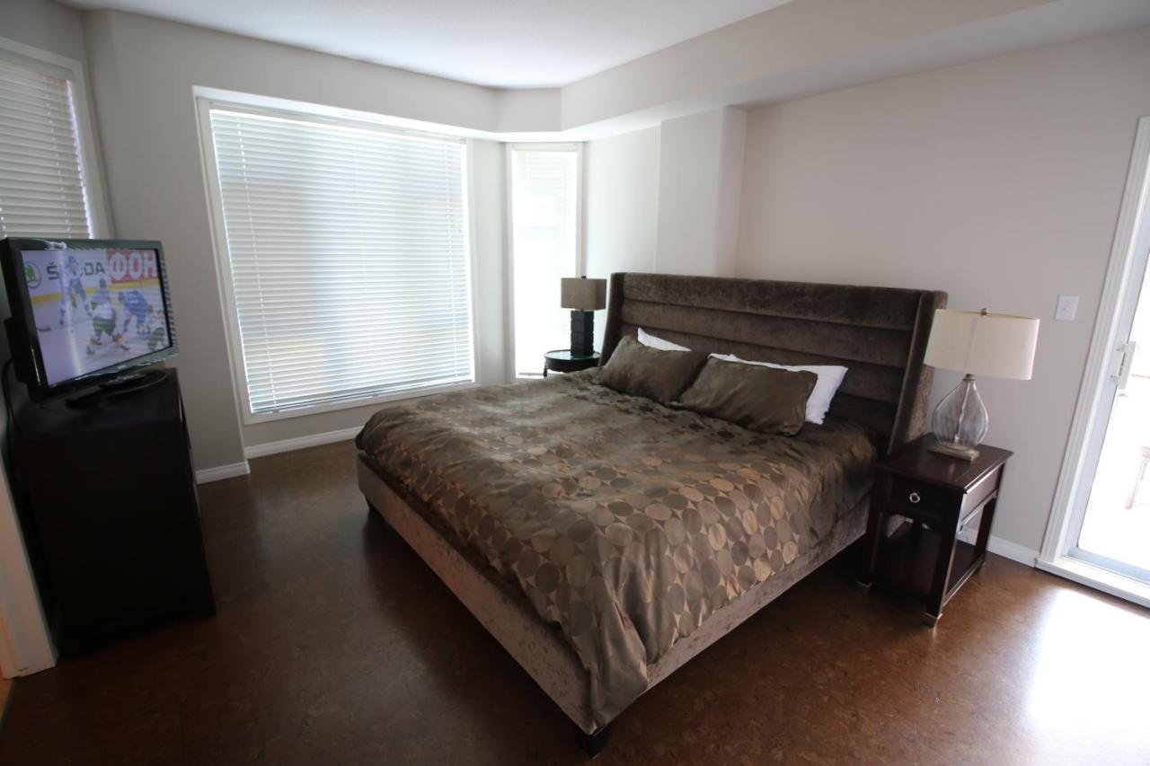Sunset Waterfront Resort By Discover Kelowna Resort Accommodations Esterno foto