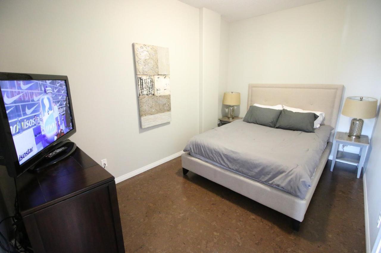 Sunset Waterfront Resort By Discover Kelowna Resort Accommodations Esterno foto